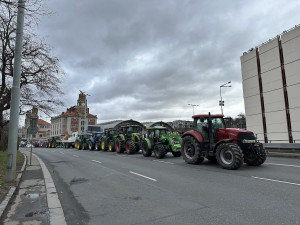 VIDEO: Zemědělci dorazili protestovat do Prahy. Kolona traktorů zablokovala tramvaje