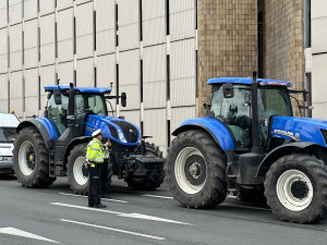 VIDEO: Zemědělci dorazili protestovat do Prahy. Kolona traktorů zablokovala tramvaje