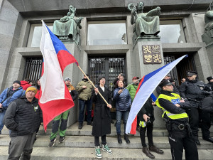 VIDEO: Zemědělci dorazili protestovat do Prahy. Kolona traktorů zablokovala tramvaje