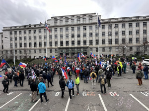 VIDEO: Zemědělci dorazili protestovat do Prahy. Kolona traktorů zablokovala tramvaje