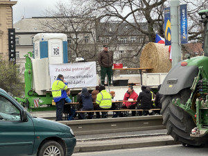 VIDEO: Zemědělci dorazili protestovat do Prahy. Kolona traktorů zablokovala tramvaje