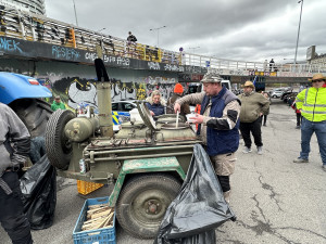 FOTOGALERIE: Traktor, vlajky a guláš. Podívejte se, jak vypadal protest zemědělců v Praze