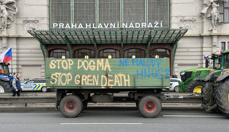 VIDEO: Zemědělci dorazili protestovat do Prahy. Kolona traktorů zablokovala tramvaje