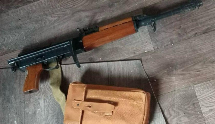 Muž měl doma nelegálně držený samopal.