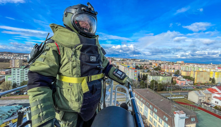 Hasiči a pyrotechnici likvidovali výbušninu na vysoké budově. Unikátní cvičení ověřilo jejich schopnosti