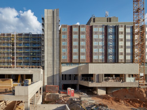 Vedení Prahy podpořilo novostavbu na náměstí Miloše Formana, čelí kritice