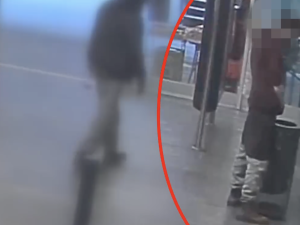 VIDEO: Muž obtěžoval cestující v metru. Ve vestibulu se pak vymočil do odpadkového koše