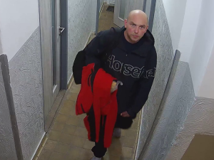 VIDEO: Nejhorší lupič v Praze se vloupal do bytového domu. Poničil pár dveří, podíval se do kamer a utekl