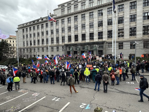 Účastníkům demonstrace zemědělců ve vojenských uniformách hrozí pokuta