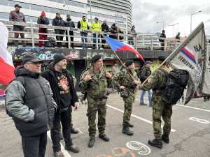 Účastníkům demonstrace zemědělců ve vojenských uniformách hrozí pokuta