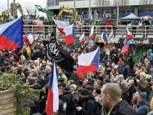 Účastníkům demonstrace zemědělců ve vojenských uniformách hrozí pokuta