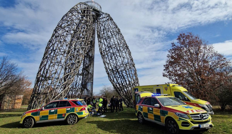 Mladíka uvedli záchranáři do umělého spánku a odvezli do nemocnice.
