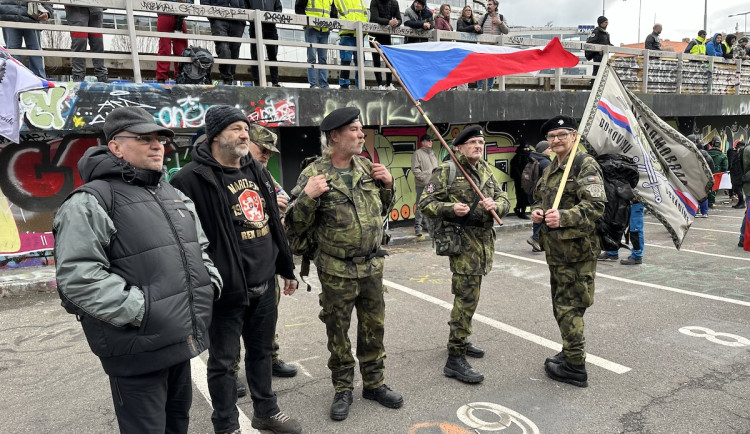 Účastníkům demonstrace zemědělců ve vojenských uniformách hrozí pokuta