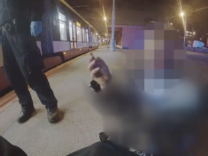 VIDEO: Opilá žena si na Valentýna ustlala přímo na kolejích. Nezvládla ani dechovou zkoušku