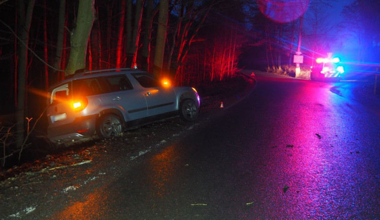 Špatně zabržděné auto přejelo u Šumperka silnici a narazilo do stromu. Naštěstí zrovna nikdo nejel