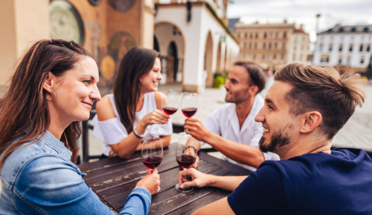 Zahrádky olomouckých restaurací budou krásnější. Město zvyšuje dotace na jejich úpravu