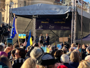 VIDEO: Prahou prošel průvod na podporu Ukrajiny, připojil se k shromáždění, kde promluvil prezident Pavel