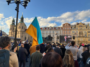 VIDEO: Prahou prošel průvod na podporu Ukrajiny, připojil se k shromáždění, kde promluvil prezident Pavel