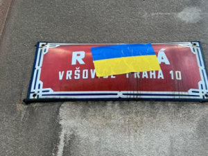 V Ruské ulici někdo přelepil názvy ulice. Odkaz na nálepkách vede na profily ruských politických vězňů