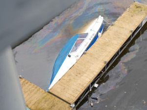 Hasiči vytahovali z Vltavy loď, která se potopila v holešovickém přístavu