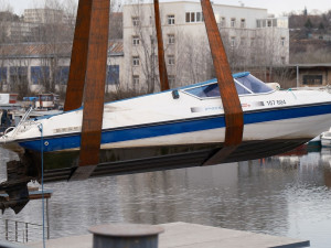 Hasiči vytahovali z Vltavy loď, která se potopila v holešovickém přístavu