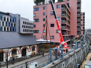 Hasiči vytahovali z Vltavy loď, která se potopila v holešovickém přístavu