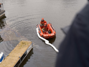 Hasiči vytahovali z Vltavy loď, která se potopila v holešovickém přístavu