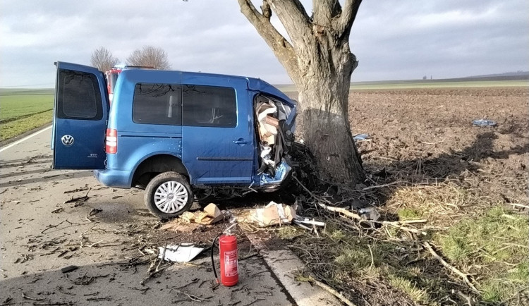 Při nehodě u Olšan na Prostějovsku dnes dopoledne zemřel třiačtyřicetiletý řidič. S autem narazil do stromu