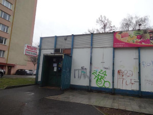 Myší bobky, pavučiny a prach. Večerku na Žižkově inspektoři zavřeli