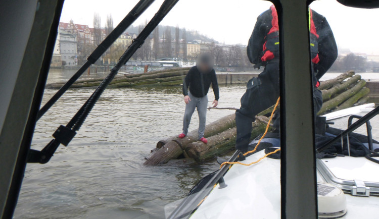Muž se zachytil ledolamu a počkal na pomoc.