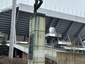 Policie viní čtyři lidi a čtyři firmy kvůli dotacím v Českém tenisovém svazu. V jeho sídle zasahovala centrála proti organizovanému zločinu