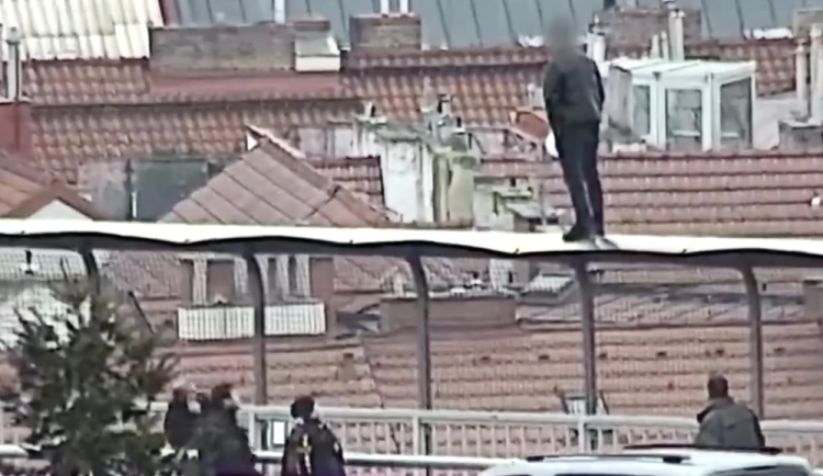 VIDEO: Muž se chtěl zabít skokem z Nuselského mostu. Policisté ho přesvědčili, aby to nedělal
