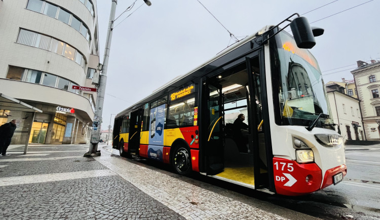 Hradecký Dopravní podnik ruší nástup předními dveřmi