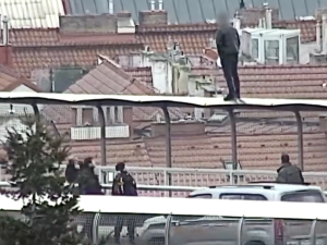 VIDEO: Muž se chtěl zabít skokem z Nuselského mostu. Policisté ho přesvědčili, aby to nedělal