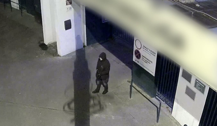 Z pokladny vzal muž desítky tisíc korun.