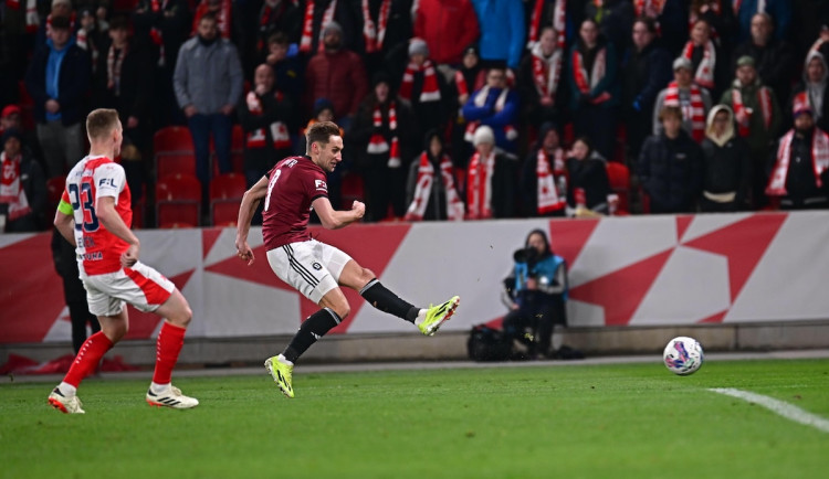 Fotbalisté Sparty vyhráli v poháru po obratu na Slavii 3:2 po prodloužení
