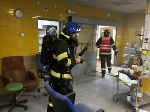 Na jednotce intenzivní péče nemocnice Bulovka hořel ventilátor. Pacienty evakuovali