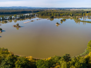 Nedaleko jsou například Vrbenské rybníky.