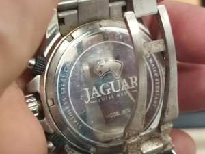 Muž zkolaboval na zastávce, nechal tam tašku s malým pokladem. Vrátili mu ji strážníci