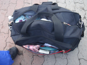 Muž zkolaboval na zastávce, nechal tam tašku s malým pokladem. Vrátili mu ji strážníci