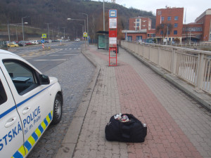 Muž zkolaboval na zastávce, nechal tam tašku s malým pokladem. Vrátili mu ji strážníci