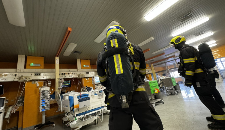 Na jednotce intenzivní péče nemocnice Bulovka hořel ventilátor. Pacienty evakuovali