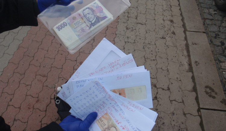 Muž zkolaboval na zastávce, nechal tam tašku s malým pokladem. Vrátili mu ji strážníci