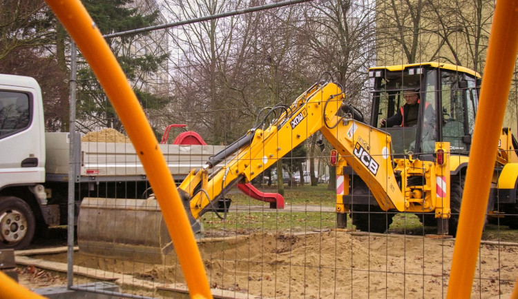 Některá pískoviště na dětských hřištích v Hradci Králové budou mít stínící plachtu