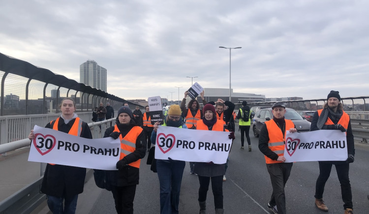 Aktivisté se vydali i na Nuselský most.