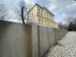Dobrovolní hasiči Prahy 1 cvičili protipovodňovou ochranu na Žofíně. Bariéry kolem paláce postavili za tři hodiny