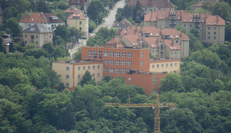 Praha 5 podá správní žalobu proti stavbě domu pro seniory u gymnázia