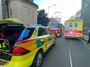 Tramvaj v Praze srazila dítě, se zraněním hlavy skončilo v nemocnici