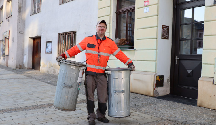 Plechové popelnice v Přerově končí. U rodinných domů je nahradí plastové nádoby, které budou mít čip