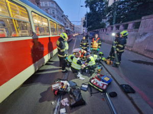 Chodkyni v Praze odmrštila tramvaj pod auto, na místě zemřela. Řidič z místa ujel